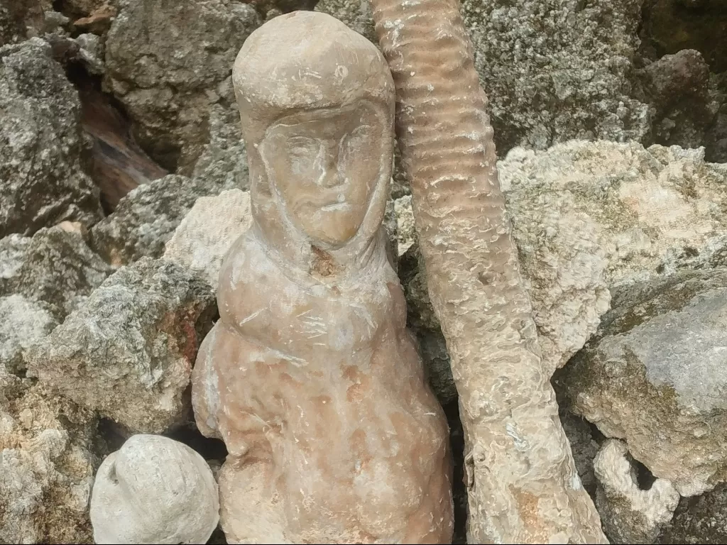 Patung berbentuk manusia ditemukan di Kupang. (Z Creators/Wulandari Rihi Paty)