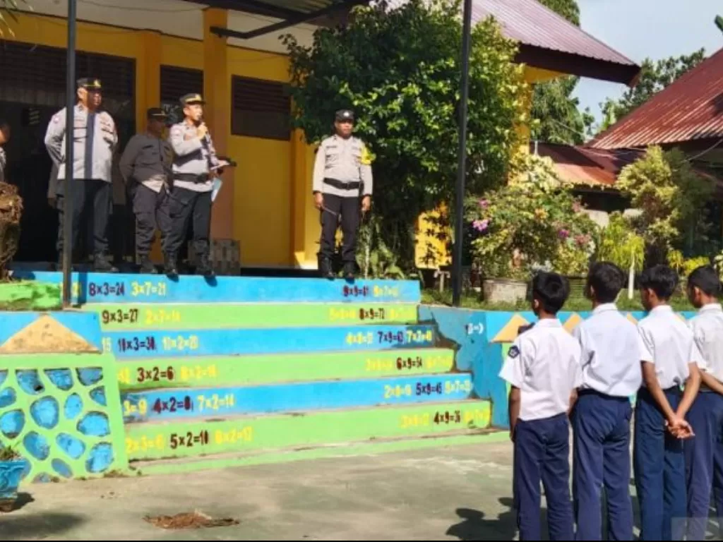Para siswa SMP di Kendari, Sulawesi Tenngara diberi pembinaan oleh pihak kepolisian, . (ANTARA/La Ode Muh Deden Saputra)