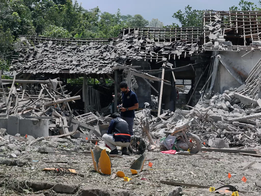 Bangunan hancur dampak ledakan di Blitar, Jawa Timur. (ANTARA FOTO/Irfan Anshori)