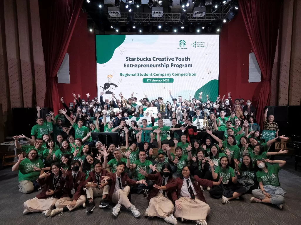 Starbucks Indonesia bekerjasama dengan Prestasi Junior Indonesia (PJI) menyelenggarakan ajang kompetisi final program SCYEP tahun ini di Perpustakaan Nasional Indonesia, Jakarta Pusat, Jumat, (17/2/2023) (Dok. Starbucks)