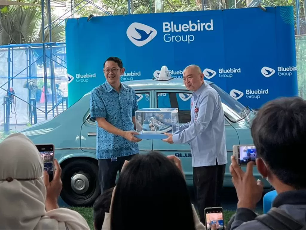 Peresmian Kerjasama Bluebird dengan Le Minerale yang merupakan bagian dari kampanye Gerakan Ekonomi Sirkular Nasional Le Minerale di kawasan Mampang Prapatan, Jakarta Selatan, Selasa (21/2/2023)