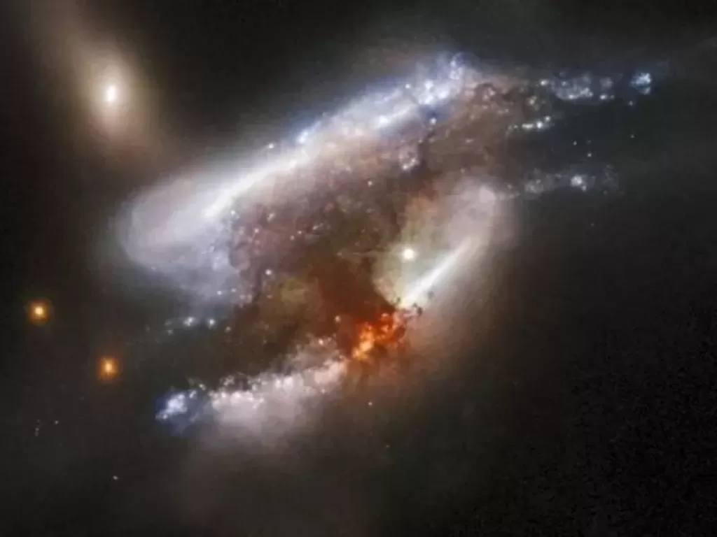 Hubble menangkap gambar menakjubkan antara tiga galaksi yang berjarak lebih dari 680 juta tahun cahaya. (HUBBLE/NASA)