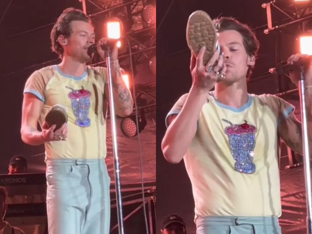 Harry Styles meminum air dari sepatunya saat konser di Australia. (TikTok/marlieeee_)
