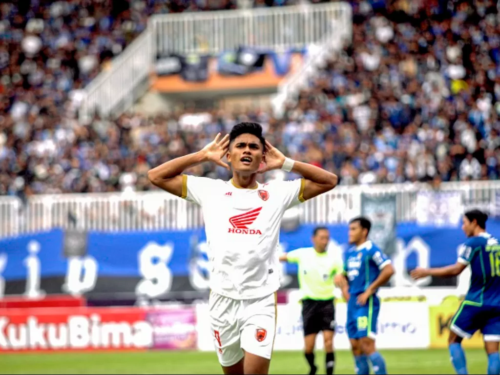 Persib Bandung vs PSM Makassar di Liga 1 2022/2023. (ANTARA FOTO/Yulius Satria Wijaya)
