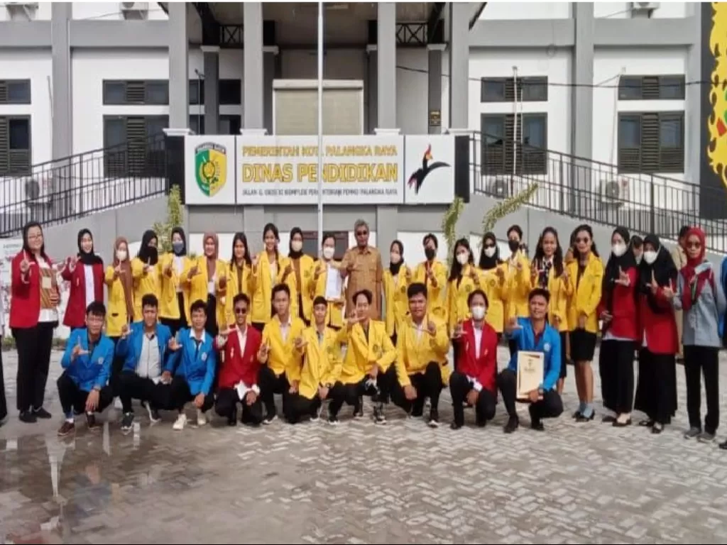Peserta program Kampus Mengajar dilepas secara langsung oleh Kepala Dinas Pendidikan Kota Palangka Raya Jayani(tengah) yang dilaksanakan di halaman Kantor Disdik setempat Jalan Ir Soekarno, Selasa (21/2/2023). (ANTARA/Dokumentasi Pribadi).