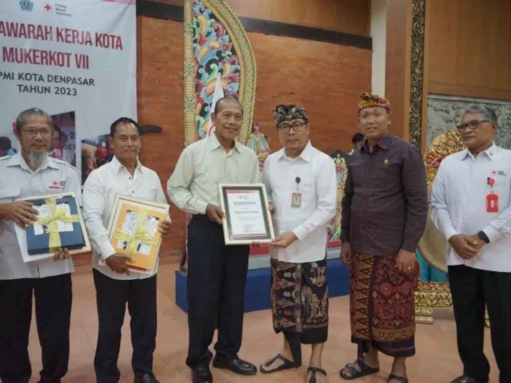 Wakil Wali Kota Denpasar yang juga Ketua Palang Merah Indonesia Kota Denpasar Kadek Agus Arya Wibawa (Ketiga dari kanan). (ANTARA/Pemkot Denpasar)