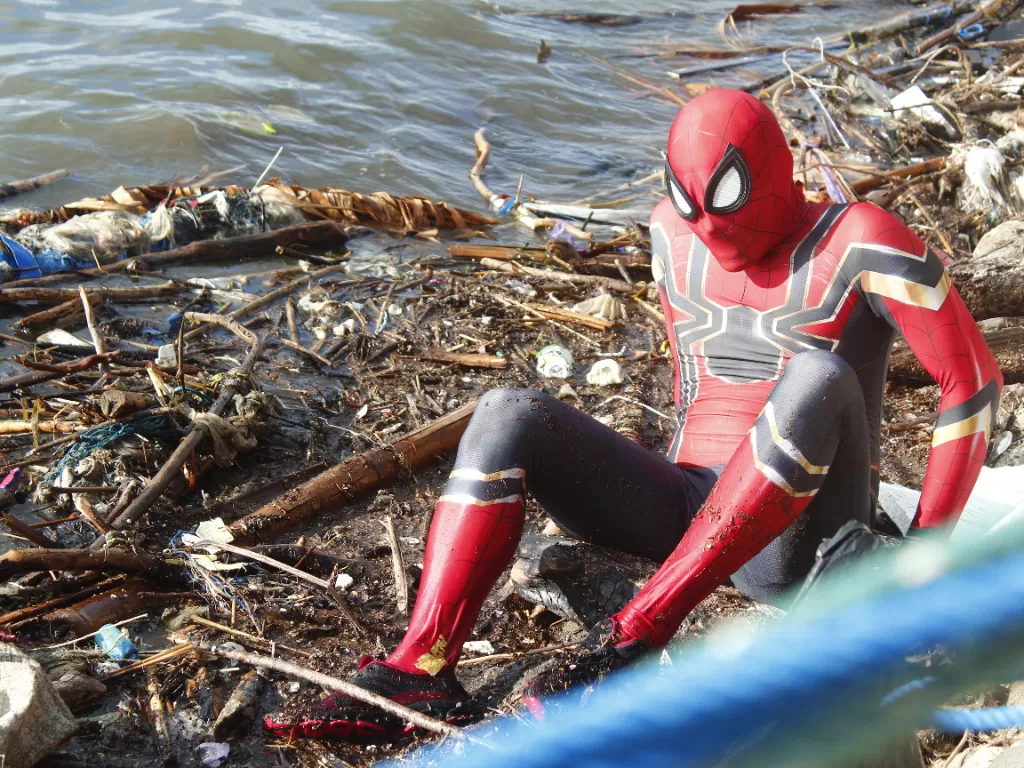 Spiderman Parepare saat membersihkan sampah di Kawasa Pantai Cempae. (Z Creator/Rudi Hartono)