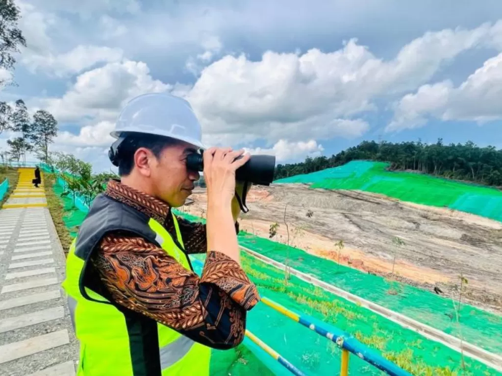Presiden Joko Widodo saat meninjau langsung proyek pembangunan Jalan Tol Ibu Kota Nusantara (IKN) Segmen 3B Ruas Kariangau-Simpang Tempadung di Kalimantan Timur, Rabu (22/2/2023). (ANTARA/HO-Biro Pers Sekretariat Presiden RI)