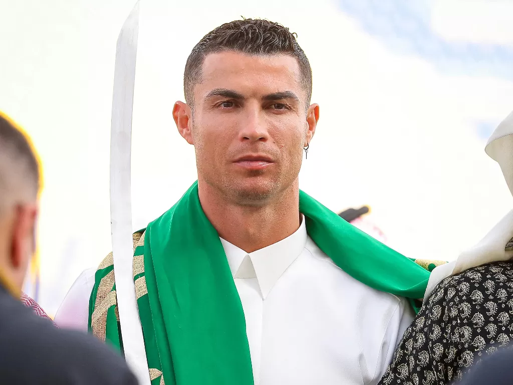 Cristiano Ronaldo pakai gamis putih dan pegang pedang di Arab Saudi. (REUTERS/Handout Al Nassr FC)