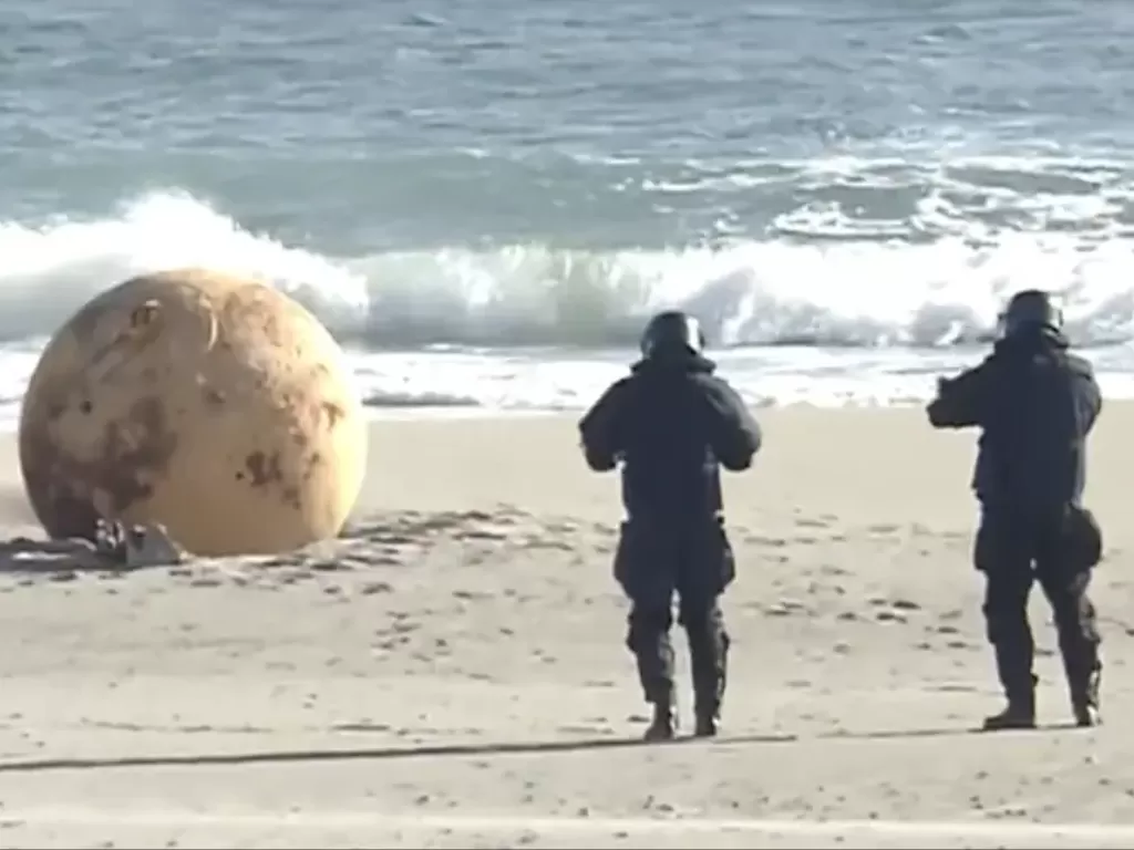 Bola raksasa misterius yang terdapar di pantai wilayah Hamamatsu, Jepang. (Twitter/nhk_shizuoka_)