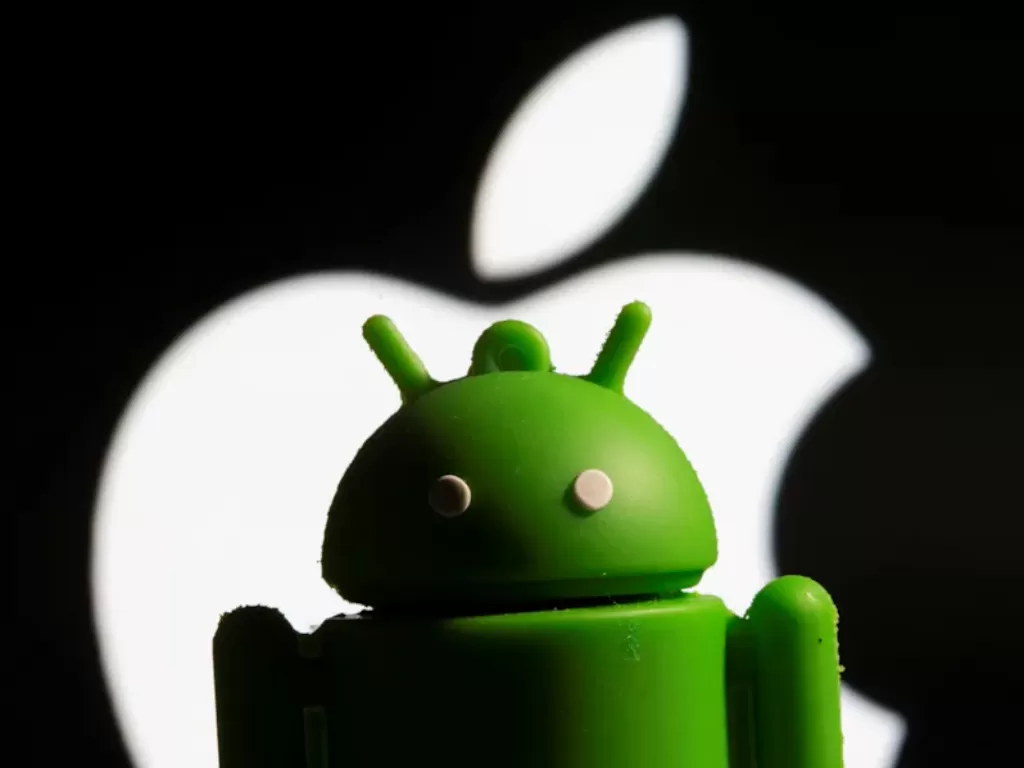 Android vs iPhone. (REUTERS/Dado Ruvic)