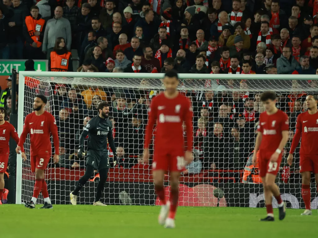 Para pemain Liverpool tertunduk lantaran dibantai Real Madrid (REUTERS/Phil Noble)