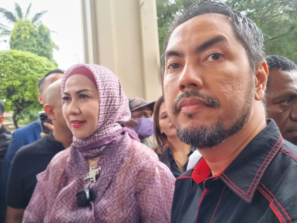 Venna Melinda bertemu dengan kuasa hukum Ferry Irawan, Sunan Kalijaga, untuk kembalikan barang-barang suaminya, di PA Jakarta Selatan, Kamis (23/2/2023). (Indozone/Arvi Resvanty)