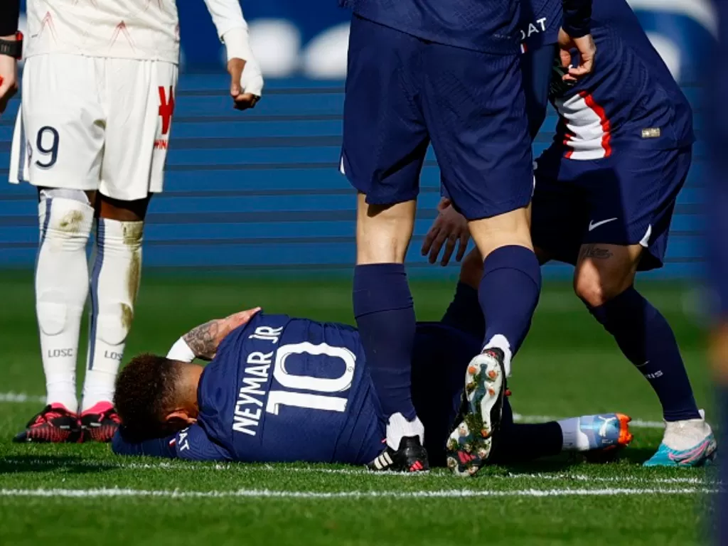 Bintang PSG, Neymar, mengalami cedera pergelangan kaki. (REUTERS/Sarah Meyssonnier)