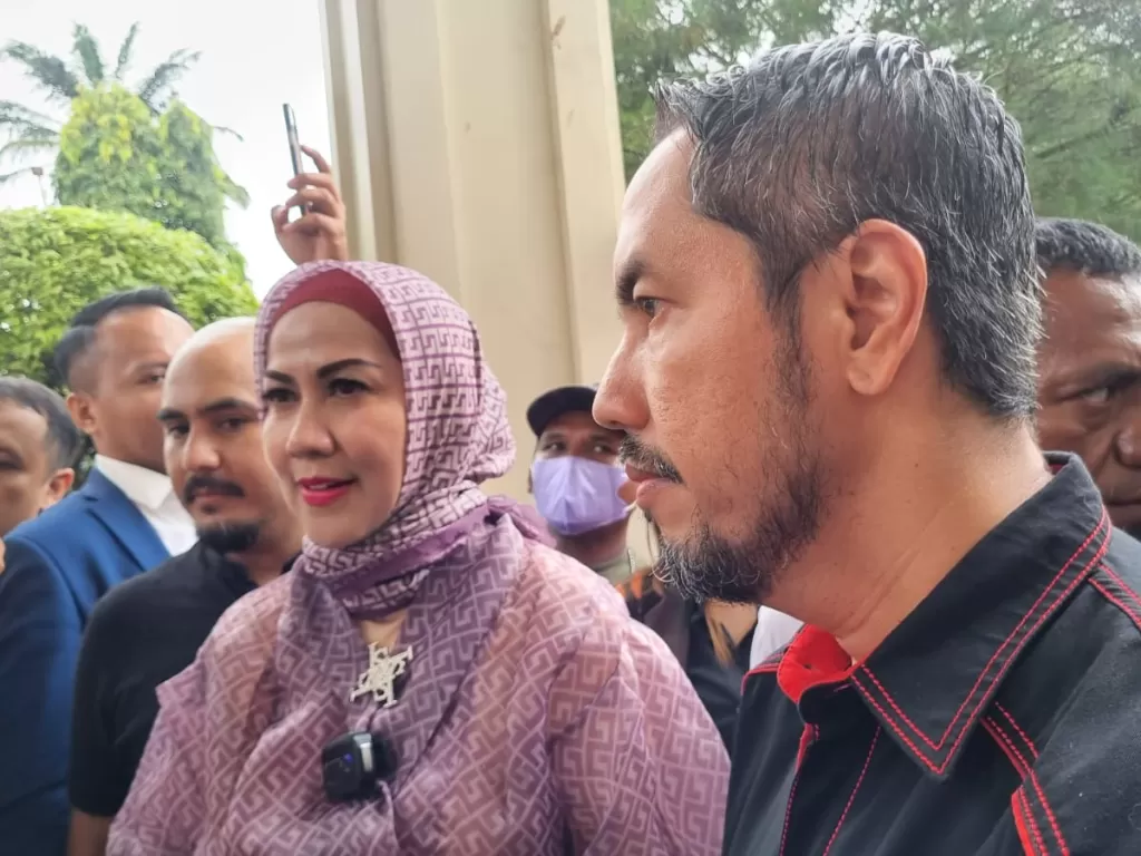 Venna Melinda bertemu dengan kuasa hukum Ferry Irawan, Sunan Kalijaga, untuk kembalikan barang-barang suaminya, di PA Jakarta Selatan, Kamis (23/2/2023). (Indozone/Arvi Resvanty)