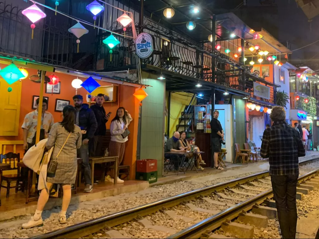 Train Street Vietnam. (Z Creators/Reja Dalimunthe)