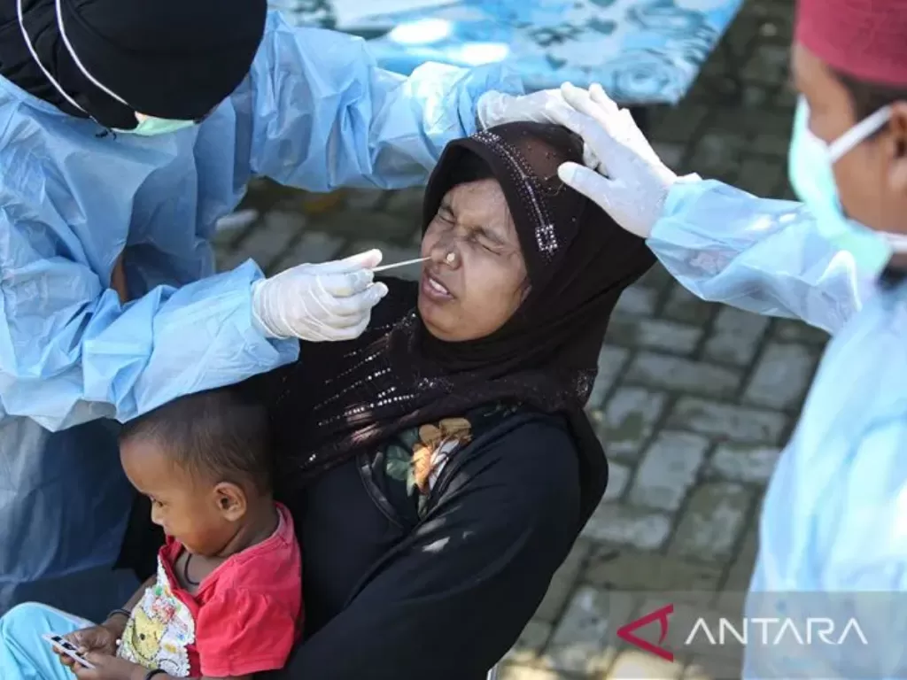 Petugas Kantor Kesehatan Pelabuhan (KKP) Kelas II Banda Aceh mengambil sampel swab antigen COVID-19 terhadap pengungsi etnis Rohingya (ANTARA/Khalis Surry)