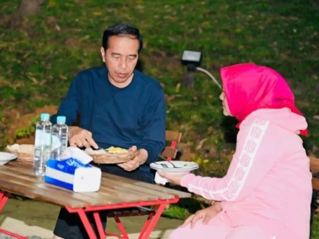 Momen Presiden Jokowi dan Ibu Iriana Sedang Menyantap Makanan di IKN
