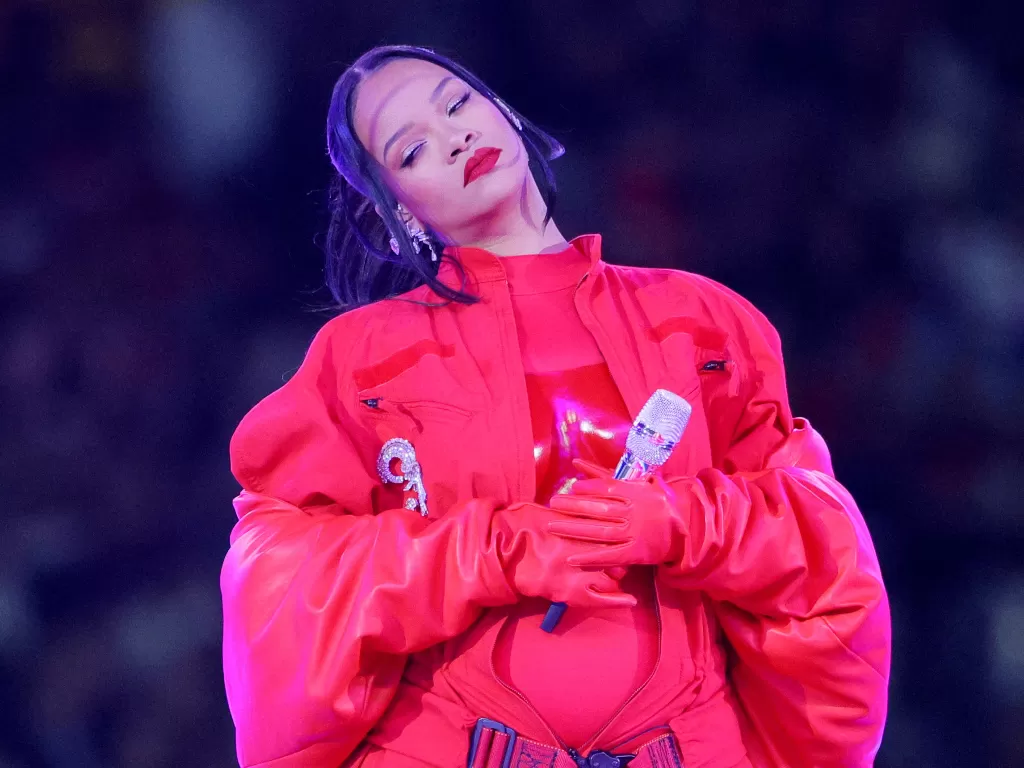 Rihanna saat tampil di Super Bowl pada 12 Februari 2023 (REUTERS/Brian Snyder)