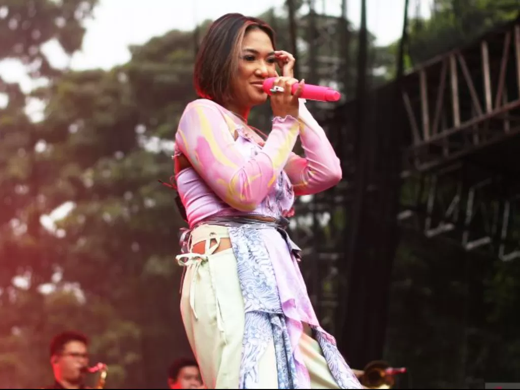 Solois Marion Jola tampil di Outdoor Stage perhelatan Woke Up Festival 2023 di Istora Senayan, Jakarta, Sabtu (25/2/2023). (ANTARA/Ahmad Faishal)
