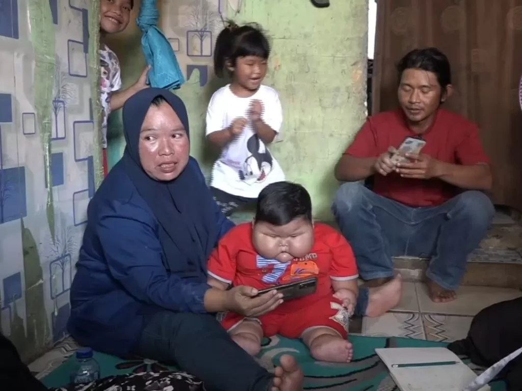 Balita Obesitas di Bekasi bersama orangtuanya (Z Creators/Ridwan)