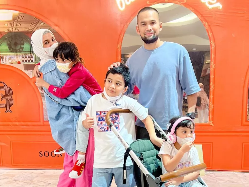Shireen Sungkar saat bersama suami Teuku Wisnu dan anak-anaknya. (Instagram/shireensungkar)