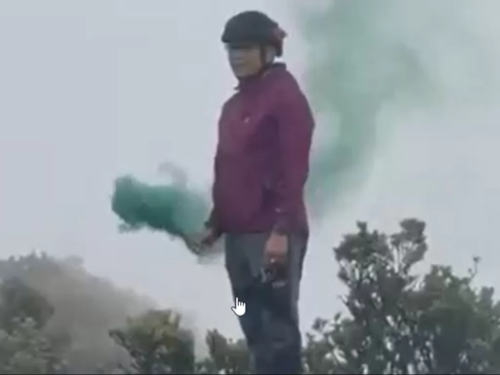 Pria yang nyalakan smoke bomb di puncak Gunung Gede Parangrango (Instagram/gedepangrango.ku)