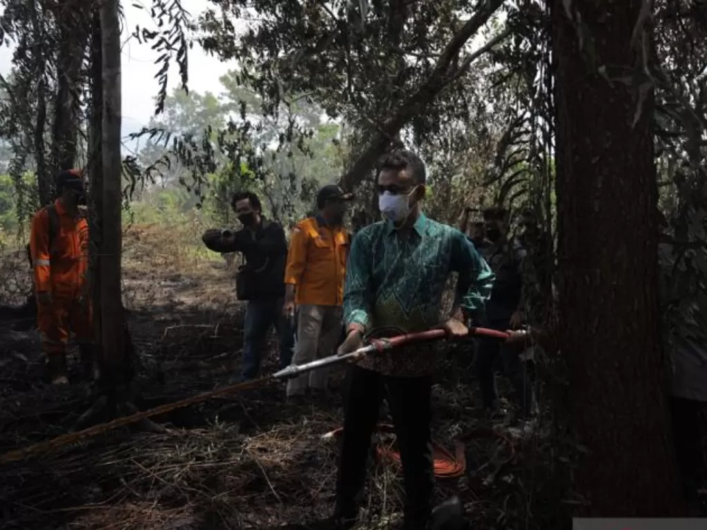 Wali Kota Pontianak melakukan pemadaman lahan yang terbakar (ANTARA/Jim)