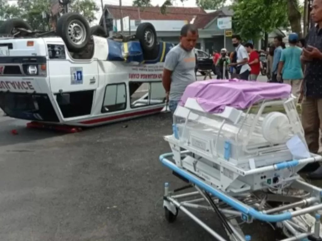 Mobil Ambulans Bawa Bayi di Ciamis Terguling Usai Tertabrak Truk Box (Z Creators/ Nur Jannah)