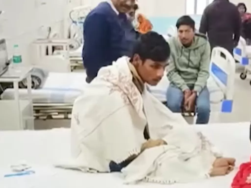 Remaja pria asal India pingsan karena dikelilingi wanita. (YouTube/Sahara News)