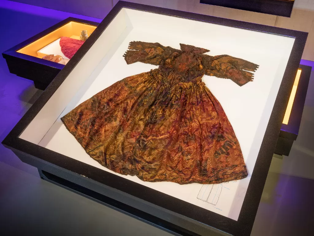 Gaun pengantin perak yang dipajang di Museum Kaap Skil di Belanda. (The History)