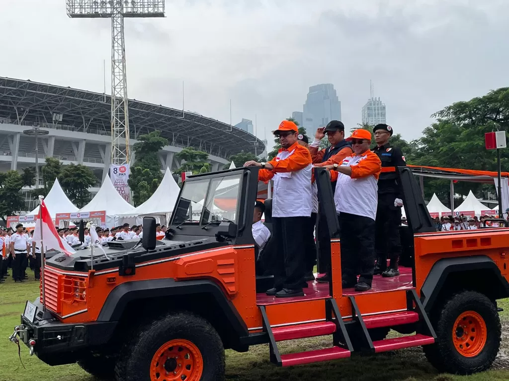 Bacapres Anies Baswedan Bersama Elit PKS Cek Peserta Apel Siaga dari Atas Mobil Jeep (INDOZONE/Asep Bidin Rosidin)