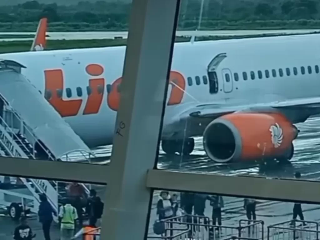 Sejumlah penumpang turun dari pesawat akibat pintu darurat pesawar tersebut dibuka di bandara El Tari Kupang, Minggu (26/2/2023). (ANTARA/Kornelis Kaha)