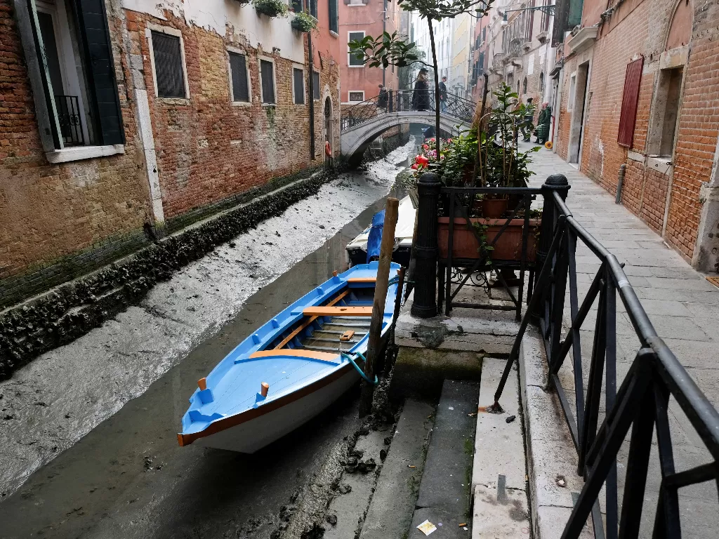 Kanal Venesia yang Ikonik Mengalami Kekeringan. (REUTERS/Manuel Silvestri)