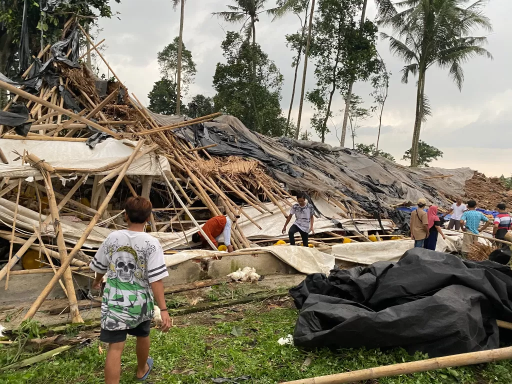 Puluhan rumah hancur diterjang puting beliung wilayah Dusun Langsatan, Desa Sukamakmur, Kecamatan Ajung, Jember, Jawa Timur pada Senin (27/2/2023). (Z Creator/Arka Hata)