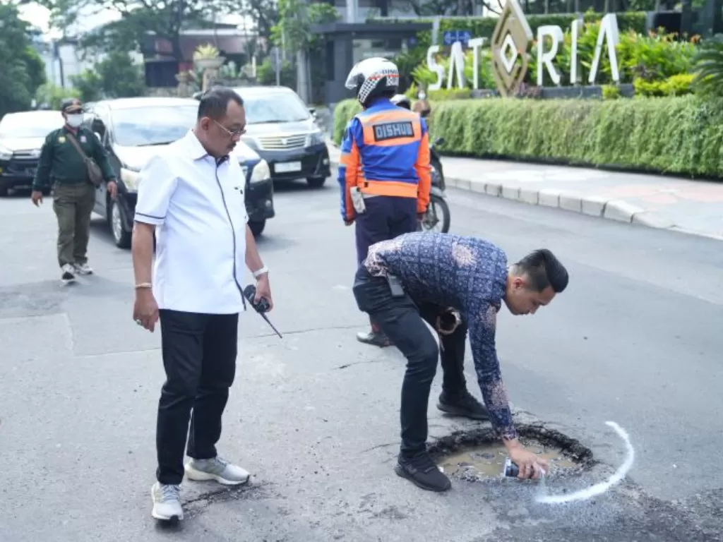 Wakil Wali Kota Surabaya Armuji saat mengecek kondisi jalan yang berlubang di Jalan HR Muhammad, Kota Surabaya. (ANTARA/HO-Diskominfo Surabaya)