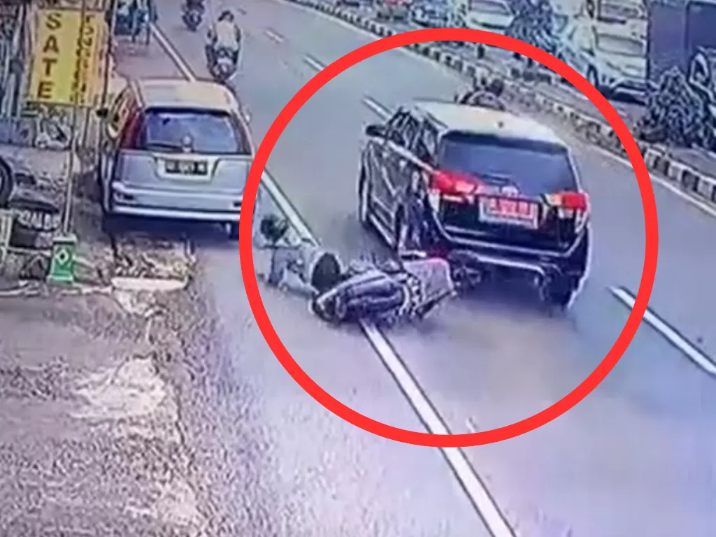 Viral video mobil pelat merah tabrak lari di Klaten. (Tangkapan layar video/Dok. Istimewa)