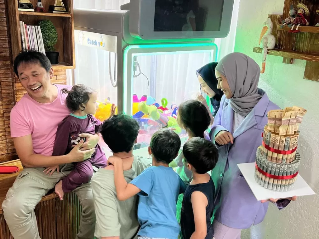 Zaskia Adya Mecca saat bersama suami Hanung Bramantyo dan anak-anaknya di depan mesin capit hadiah untuk Bhai Kaba. (Instagram/zaskiadyamecca)