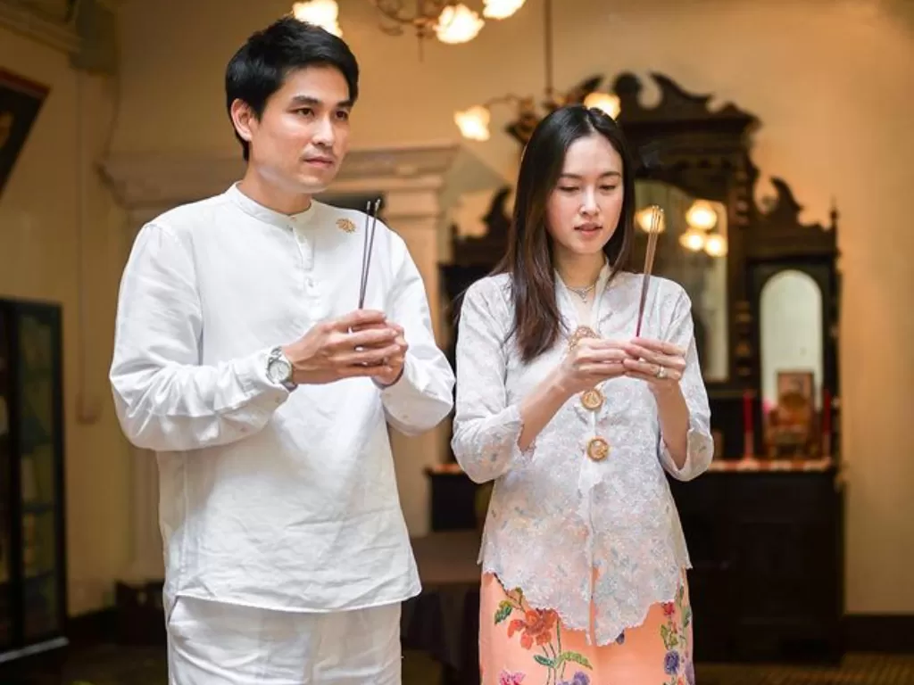 Transgender tercantik dunia asal Thailand, Nong Poy menjalani ritual adat bersama calon suaminya Oak Phakwa Hongyok menjelang pernikahan mereka. (Instagram/@poydtreechada)