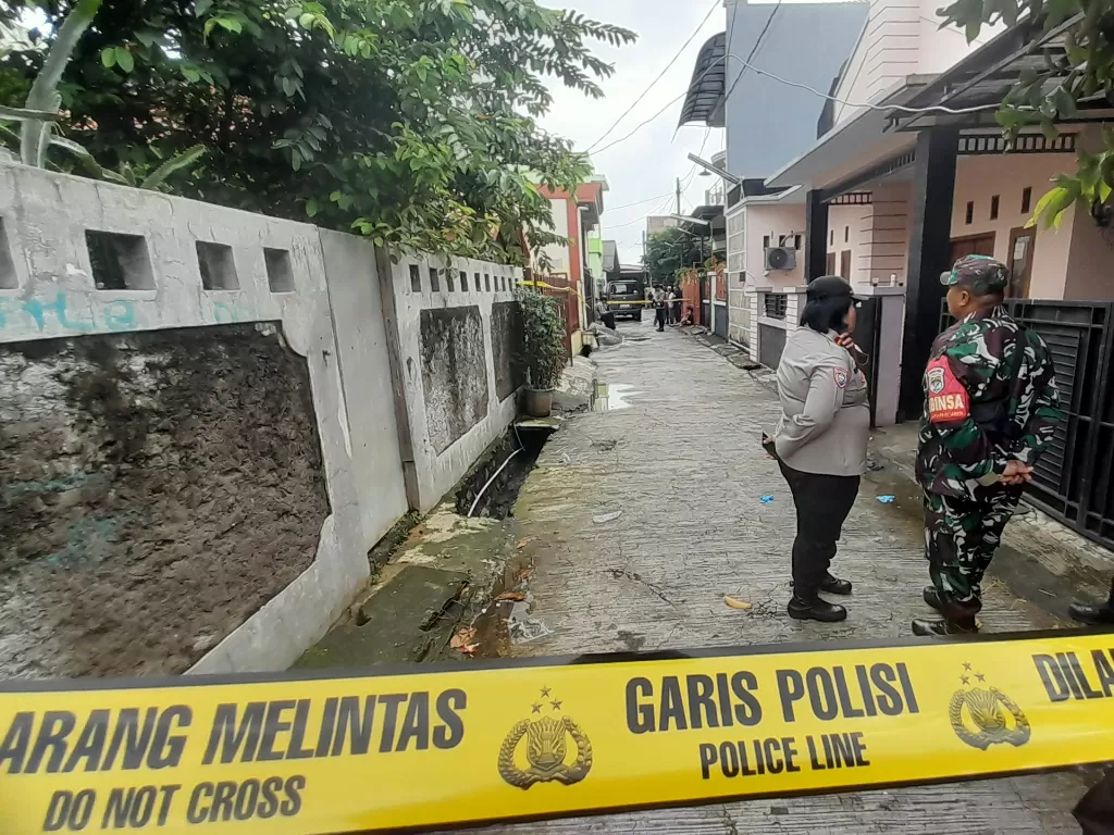 TKP pembunuhan dua wanita di Bekasi dipasang garis polisi. (Z Creators/Ridwan)