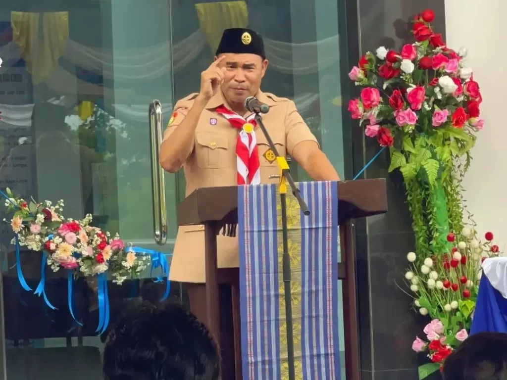 Gubernur Nusa Tenggara Timur Viktor Laiskodat wajibkan siswa SMA masuk jam 5 pagi. (Instagram/viktorbungtilulaiskodat)