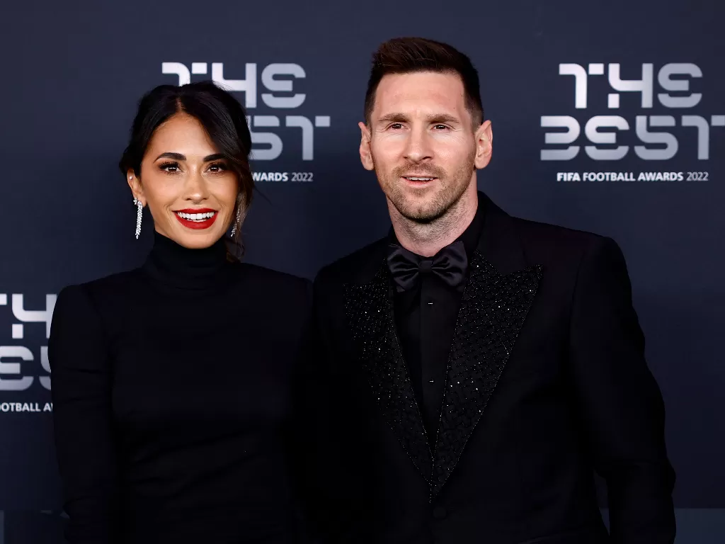 Lionel Messi dan istri dalam acara The Best FIFA Football Awards 2022, Selasa (28/2/2023) dini hari WIB. (REUTERS/Sarah Meyssonnier)