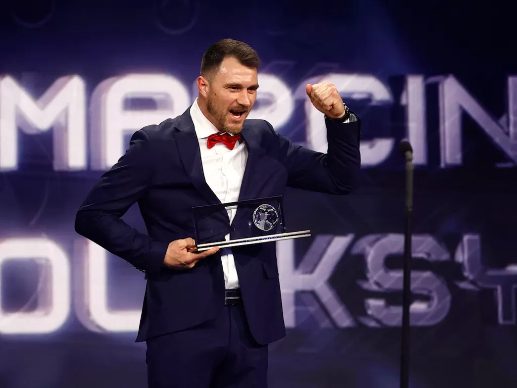 Marcin Oleksy memenangi penghargaan Puskas Award 2022 (REUTERS/Sarah Meyssonnier)
