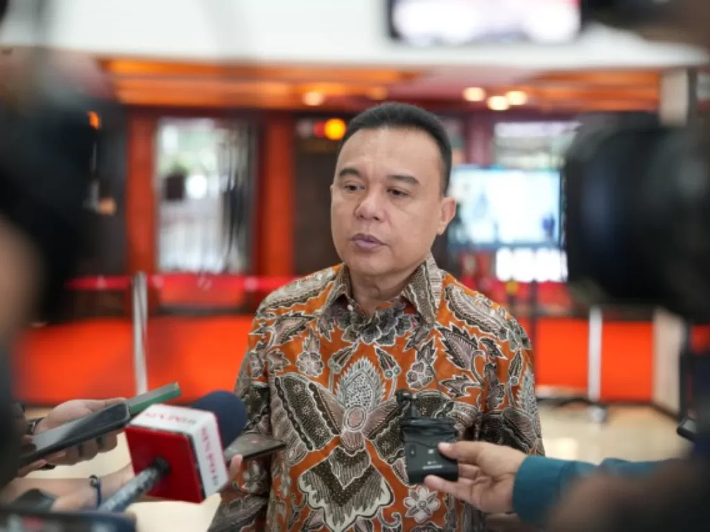 Wakil Ketua DPR RI Sufmi Dasco Ahmad dalam keterangan resminya saat diwawancarai oleh segenap awak media di selasar Gedung Nusantara III DPR RI, Senayan, Jakarta, Senin (27/2/2023). (Dok. DPR RI)