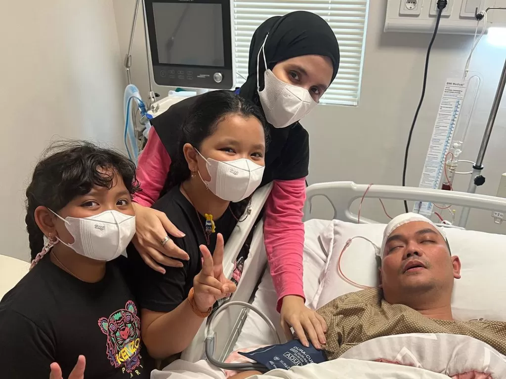 Momen Indra Bekti bersama Aldila Jelita dan kedua anaknya saat menjalani perawatan di rumah sakit, akibat pendarahan otak beberapa waktu lalu. (Instagram/dhila_bekti)