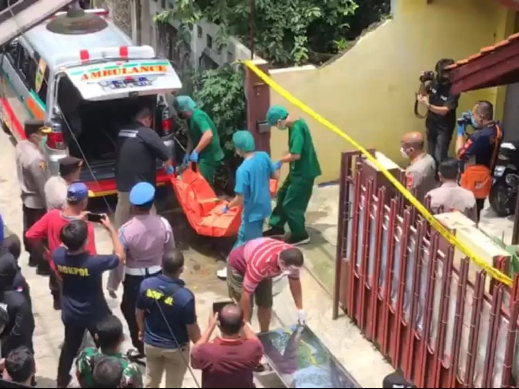 TKP penemuan 2 mayat wanita dicor semen di Bekasi. (Z Creators/Ridwan)