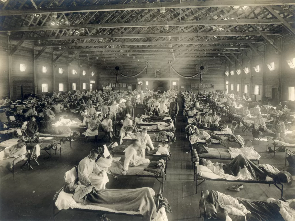 Ruang perawatan darurat selama pandemi Flu di Camp Funston, Kansas pada 1918 (Wikipedia)