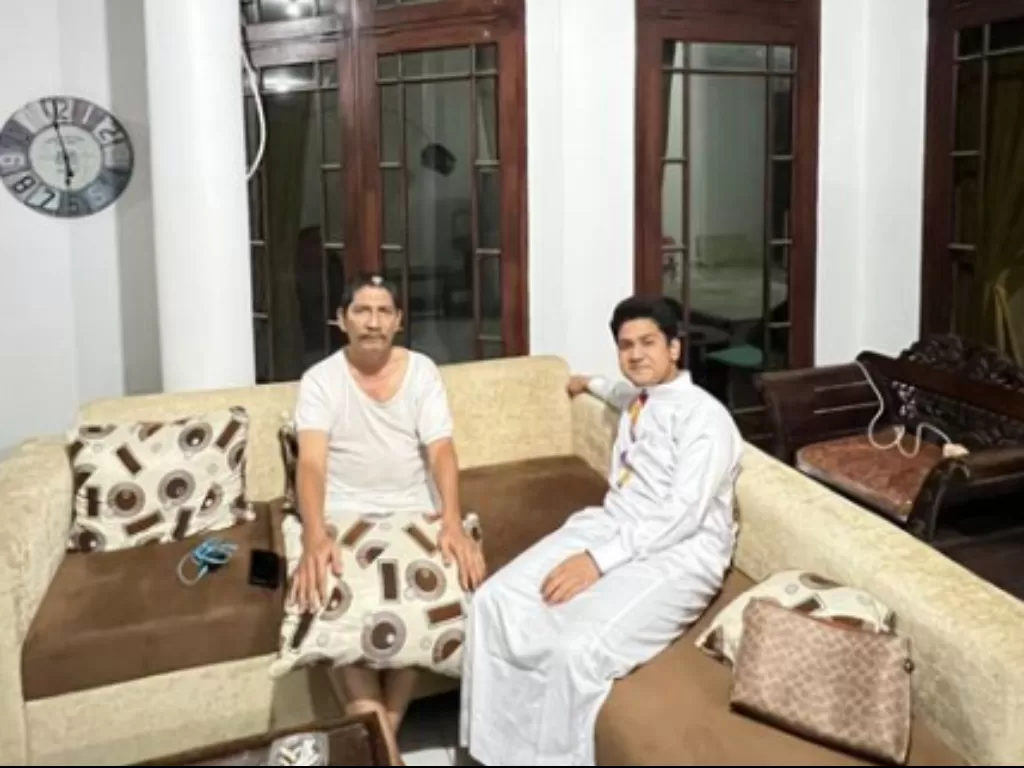 Artis Syakir Daulay saat duduk bersama ayah Hasan di rumah orangtuanya. (Instagram Story/syakirdaulay)