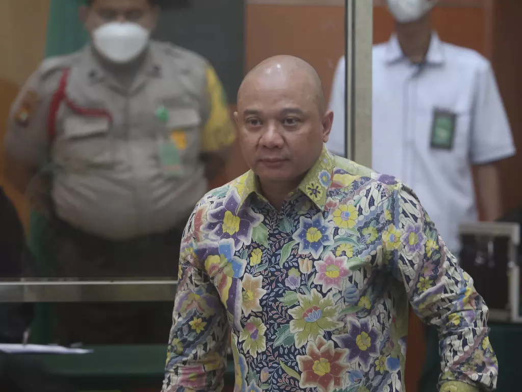 Teddy Minahasa (kanan) bersiap mengikuti sidang lanjutan yang beragendakan mendengarkan keterangan saksi di Pengadilan Negeri Jakarta Barat, Jakarta, Senin (13/2/2022). (ANTARA/Muhammad Iqbal)