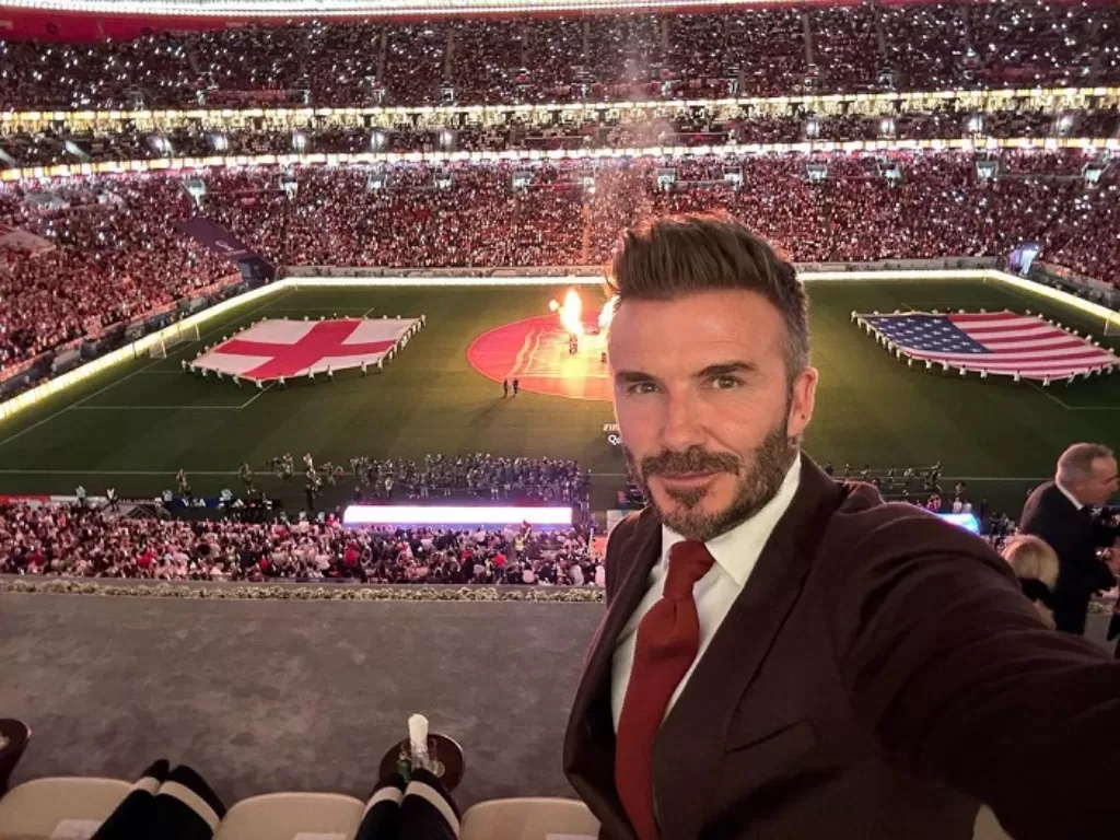 David Beckham menyaksikan langsung laga Timnas Inggris melawan AS di Piala Dunia Qatar 2022. (Instargam/@davidbeckham)